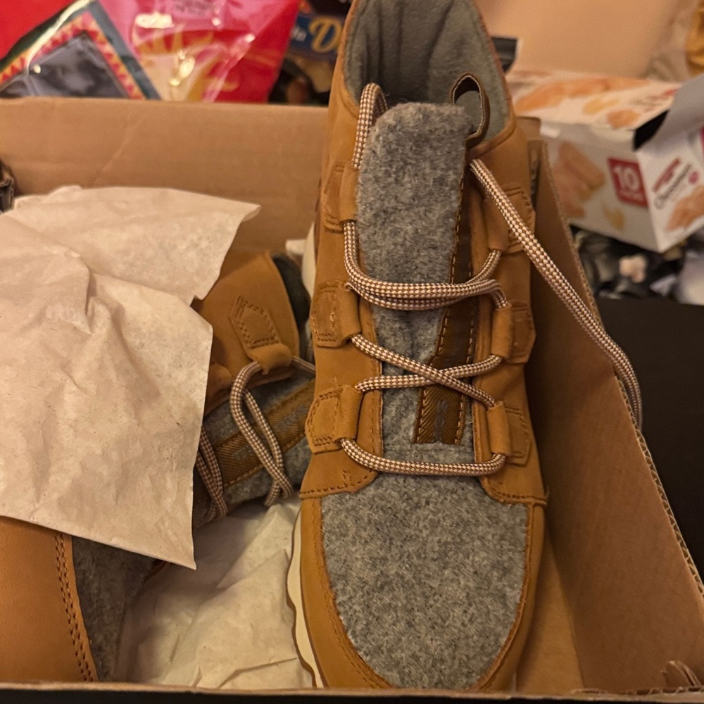 Sorel Women's Tan and Gray Lace-Up Winter Boots